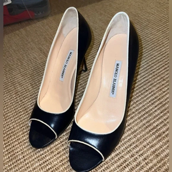 Manolo Blahnik Navy Heels with White Piping - Picture 2 of 7
